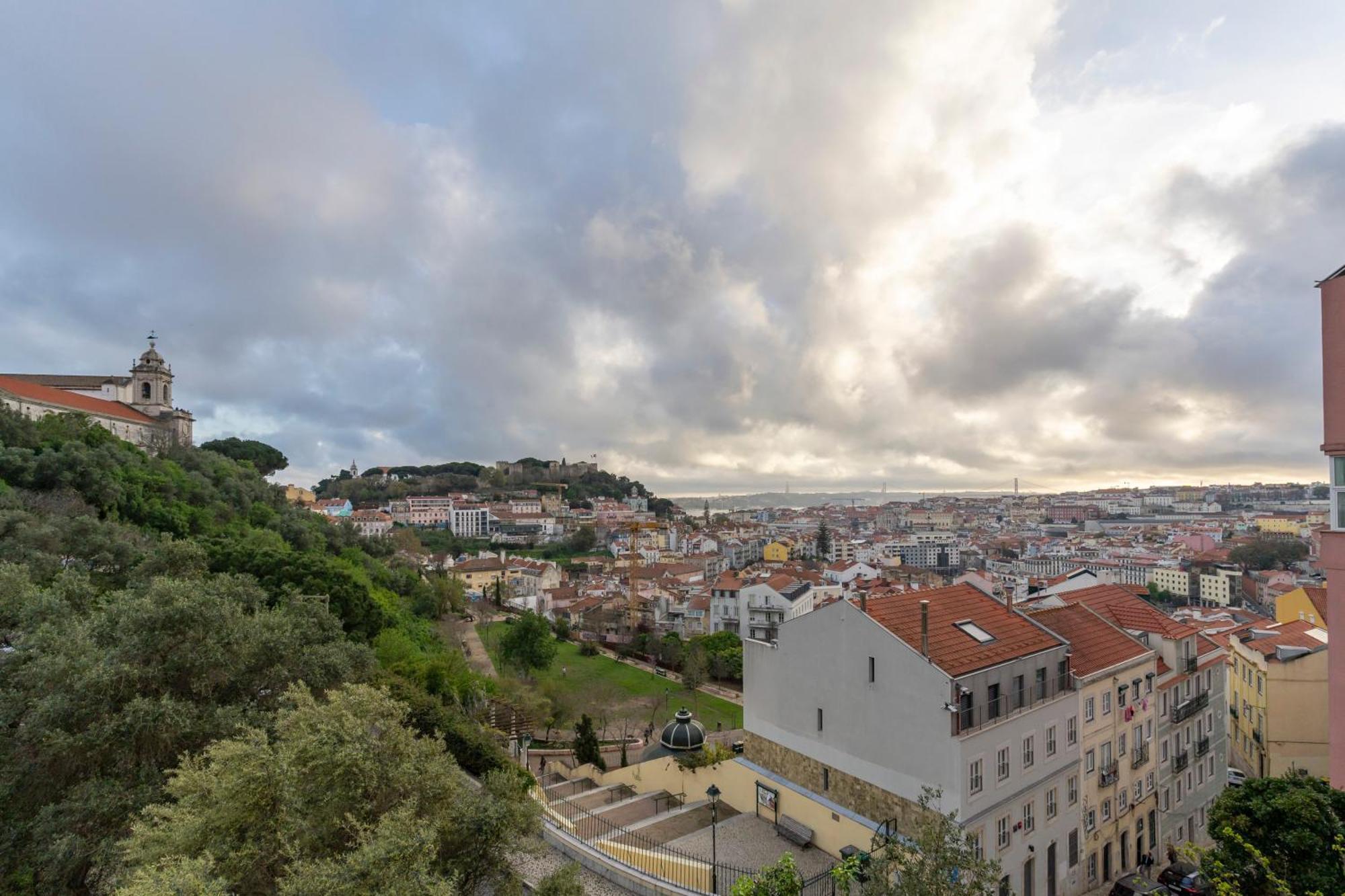 Superb Apartments Overlooking Graca In リスボン エクステリア 写真